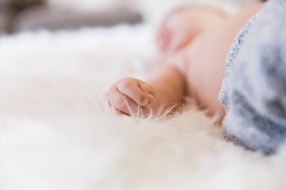 yogamaya-baby-auf-schafsfell