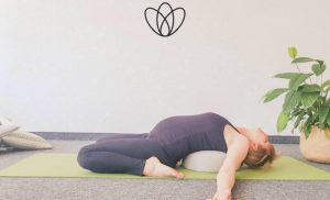 Mehr über den Artikel erfahren 5 Yogaübungen gegen Übelkeit und Brechreiz