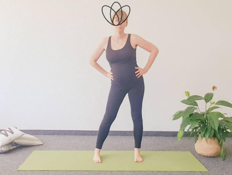 yogamaya 4 Yogaübungen gegen Steißbeinschmerzen Hüfte kreisen lassen 